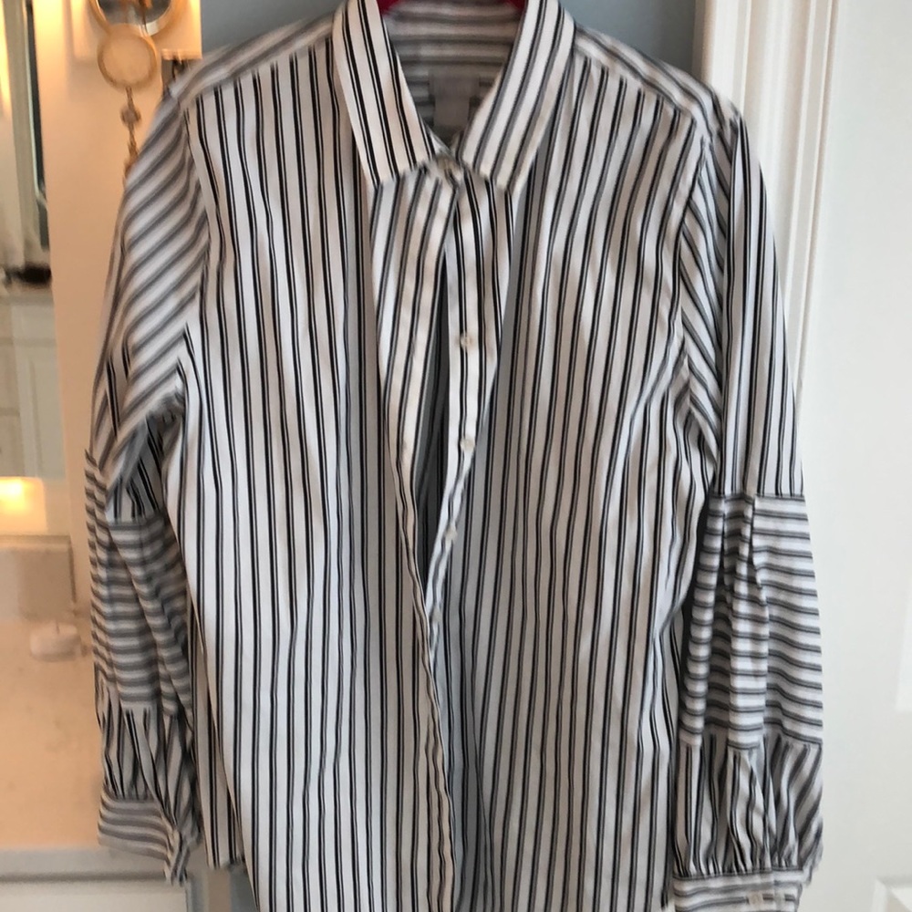 EUC CHICOS BLACK AND WHITE BLOUSE